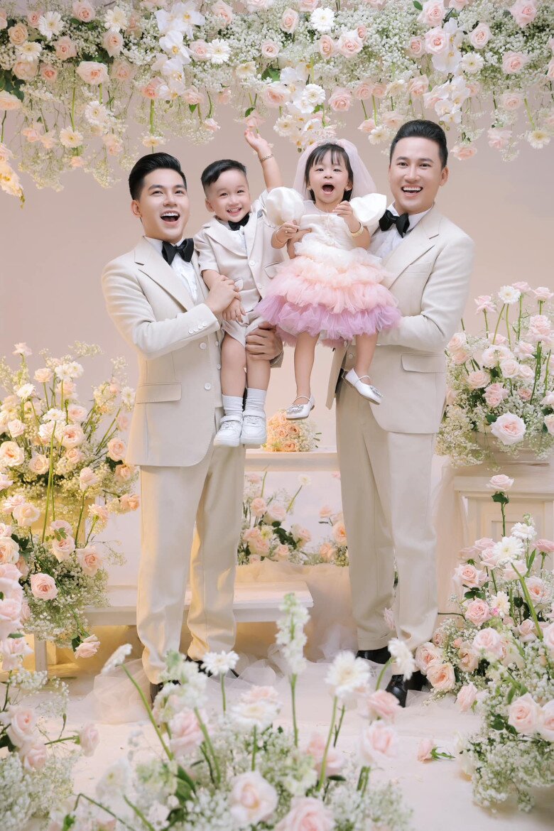 Cặp đôi dành nhiều thời gian để chăm sóc 2 con.