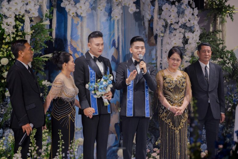 Thân sinh phụ mẫu của Thanh Đoàn và Hà Trí Quang lên lễ đường chúc phúc cho 2 con trong đám cưới hồi cuối năm 2024.