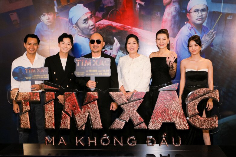 Dàn diễn viên “Tìm Xác: Ma Không Đầu” ra mắt truyền thông và khán giả.