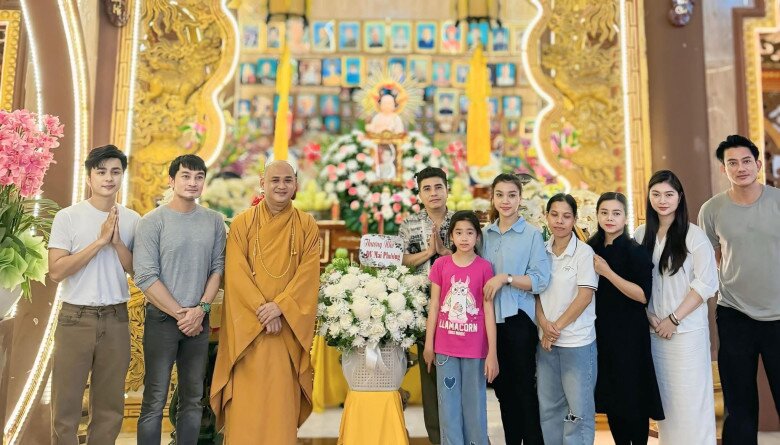Thanh Trúc và các nghệ sĩ làm đám giỗ cho cố diễn viên Mai Phương.
