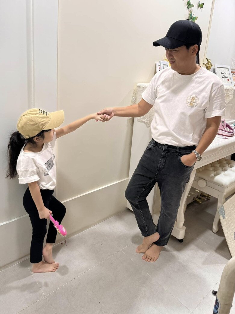 Dù mới 6 tuổi, con gái Trường Giang đã biết được 2 ngoại ngữ.