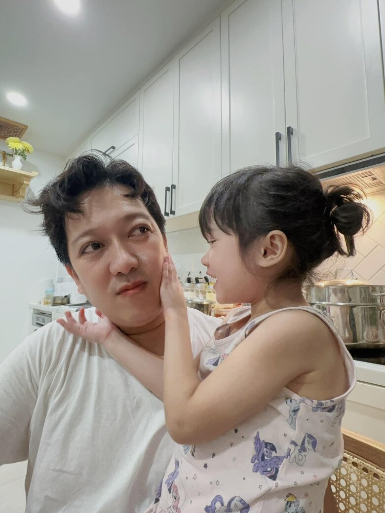 Trường Giang luôn cố gắng dành thời gian để chăm sóc con.
