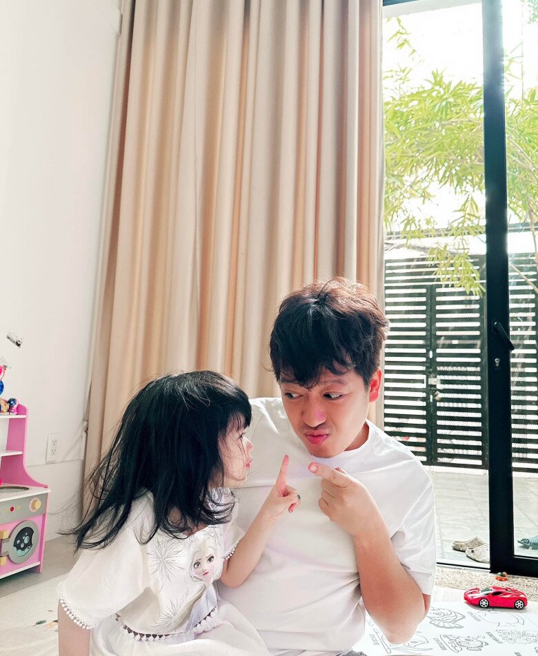 Bé Destiny rất quấn quýt Trường Giang, xem mẹ như “người vô hình” mỗi khi ở cạnh bố.