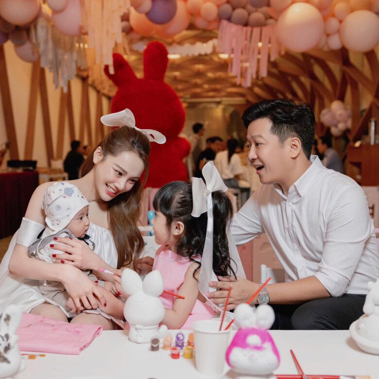Gia đình hạnh phúc của Trường Giang và Nhã Phương.