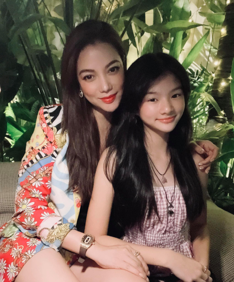 Bảo Tiên từ nhỏ đã được học tại trường quốc tế, thông thạo ngoại ngữ.