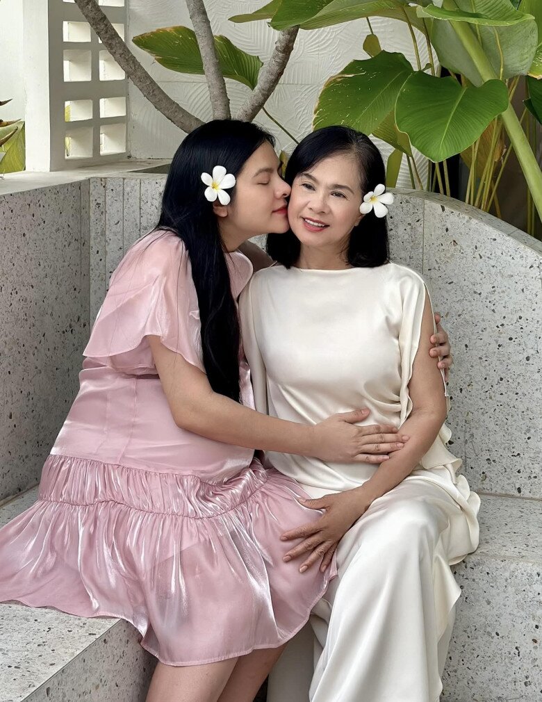 Mẹ ruột Vân Trang trẻ đẹp dù đã ở tuổi ngoài 60.