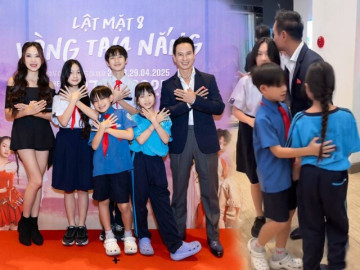 4 con Lý Hải tan học chưa kịp thay đồng phục liền đi dự sự kiện, quý tử út tinh tế che tên trường giúp chị