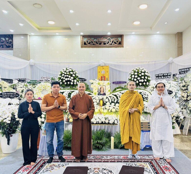 Nam nghệ sĩ là con một, cố gắng nén đau thương để lo hậu sự chu toàn cho mẹ.