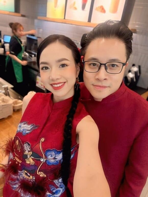 Đinh Ngọc Diệp luôn kề cận, chăm sóc ông xã.