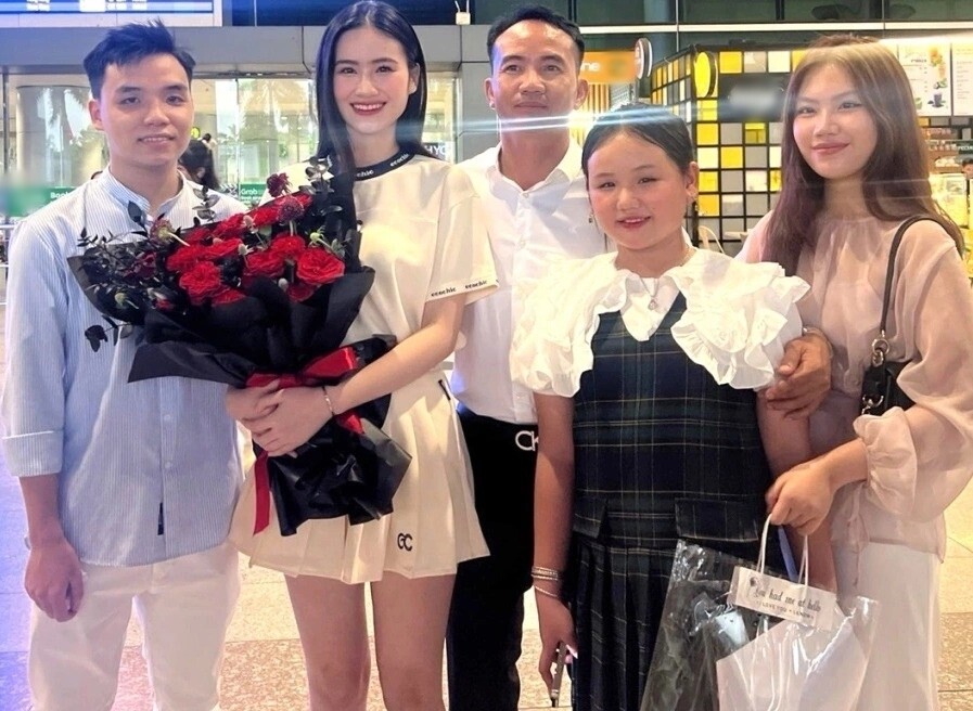 Bạn trai của Ý Nhi chụp ảnh cùng bố và các em của bạn gái.