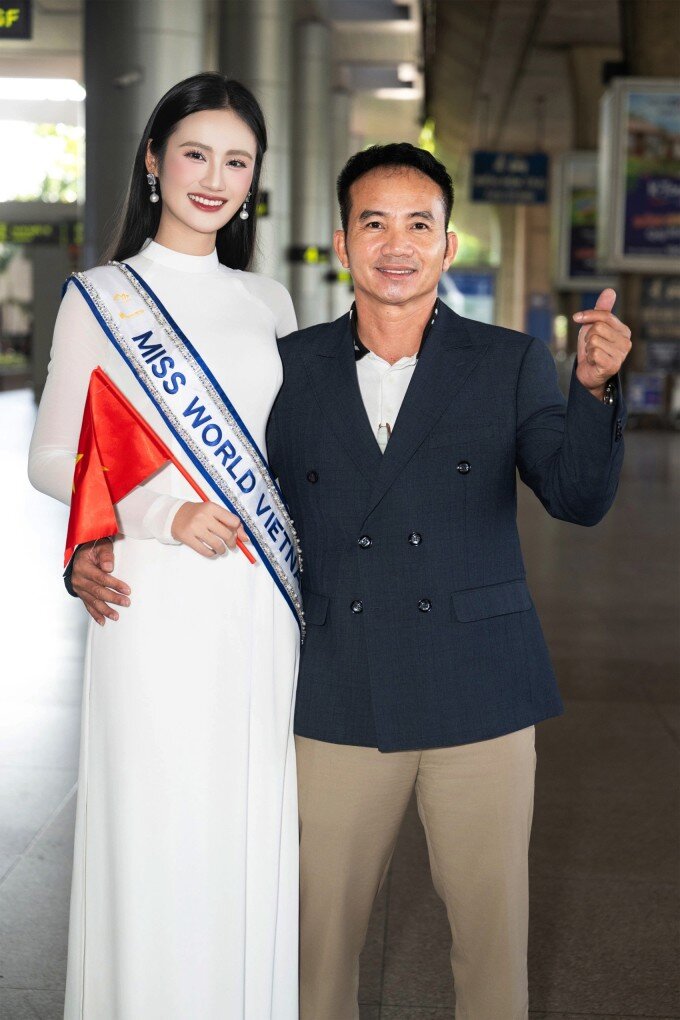 Bố của Ý Nhi luôn ủng hộ hành trình của con gái.