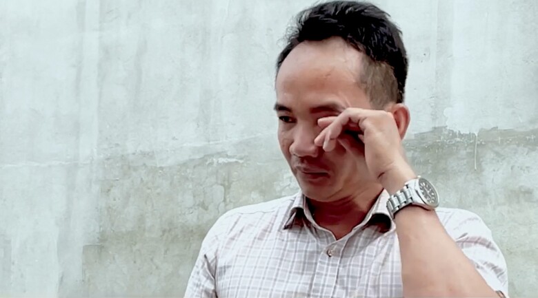 Bố Ý Nhi từng rơi nước mắt vì scandal của con gái.