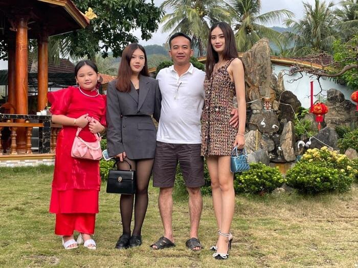 Bố của Ý Nhi nuôi 3 con gái sau khi ly hôn.