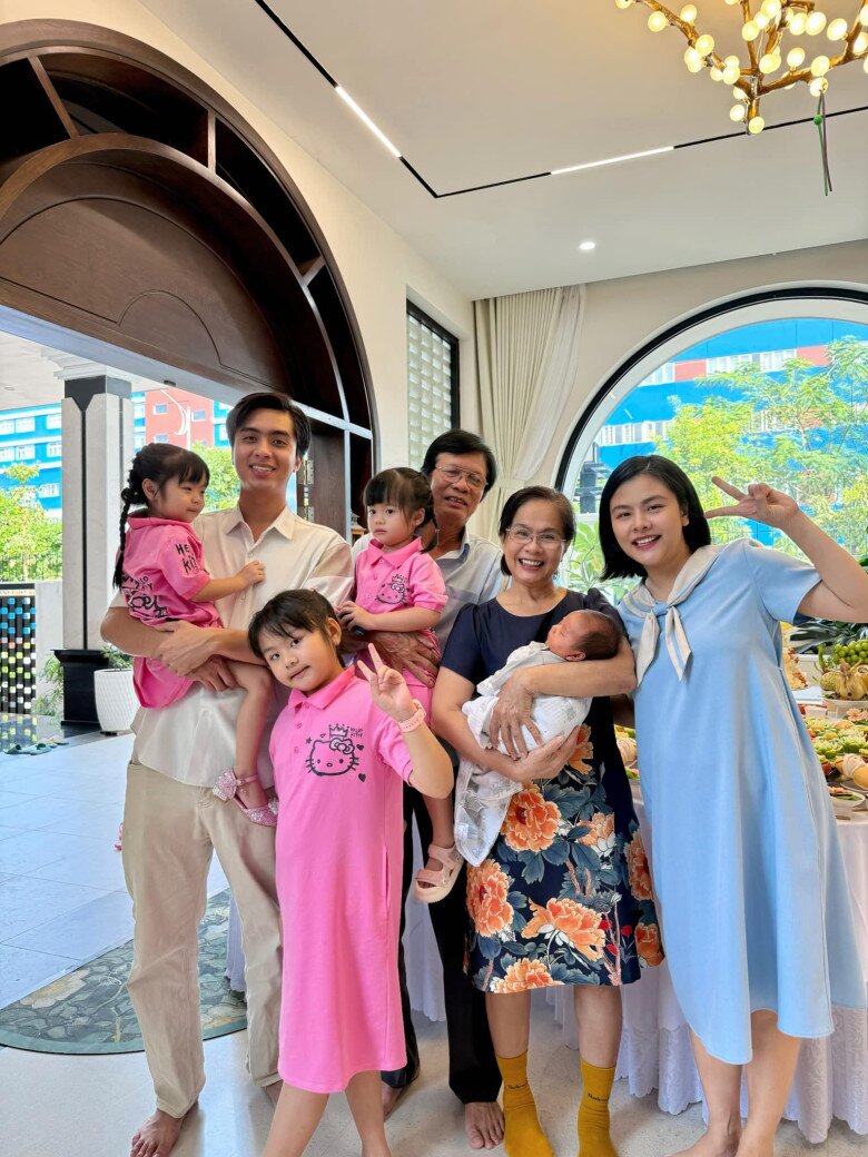 Vân Trang được người thân trợ giúp trong việc chăm sóc các con.