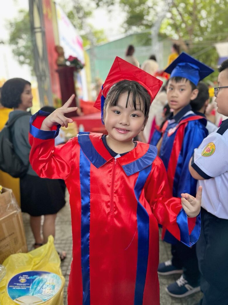 Con gái lớn của Vân Trang có tính cách hướng ngoại, chăm học.