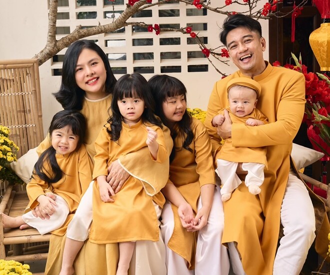 Vân Trang là một trong những bà mẹ đông con nhất showbiz Việt.