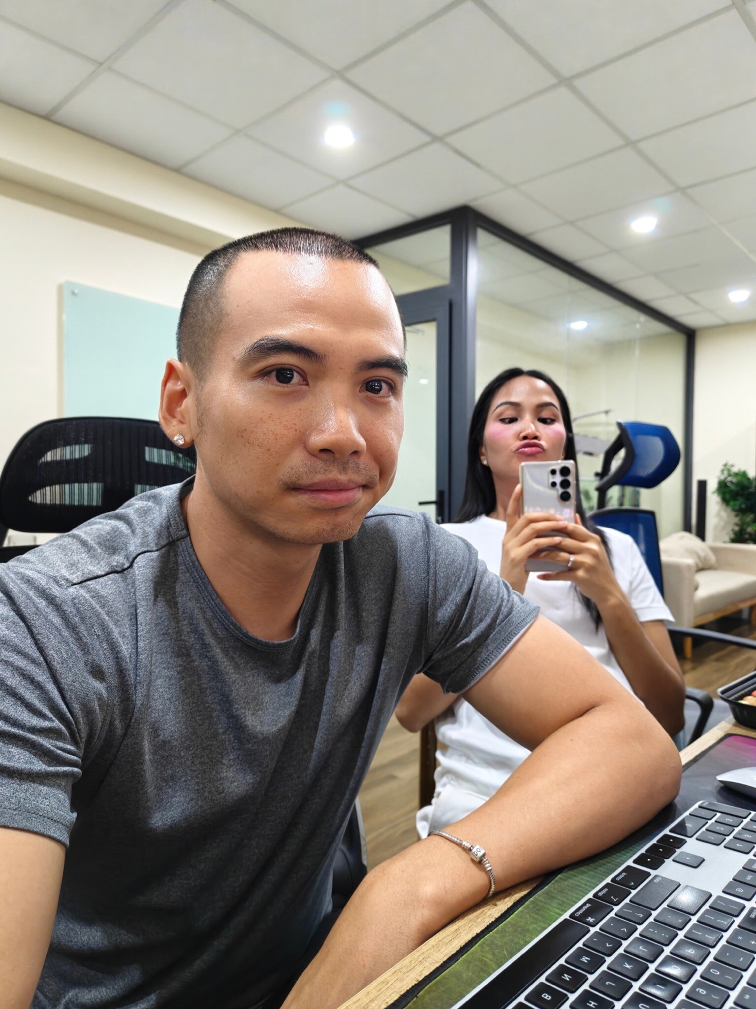 Mái tóc của nhiếp ảnh gia Tuấn Khôi trở thành chủ đề được nhiều người quan tâm.