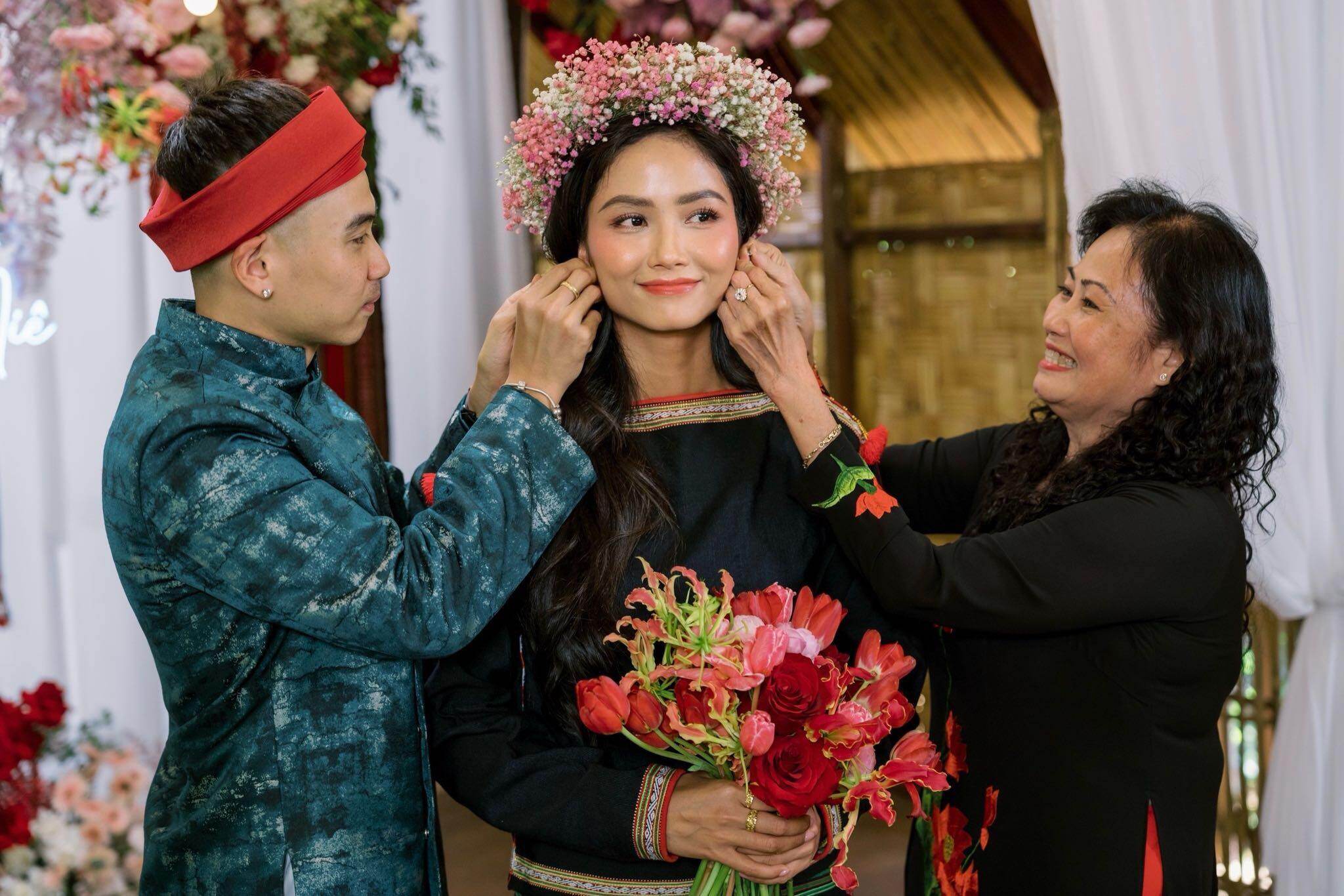 HHen Niê được mẹ chồng cưng chiều, yêu thương hết mực.