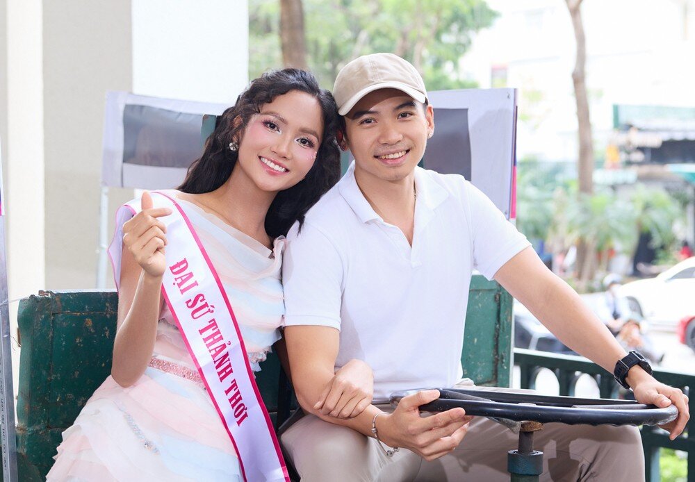Vợ chồng HHen Niê như hình với bóng khi đi sự kiện.