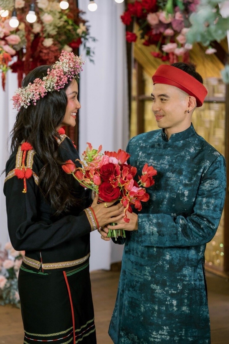 Cặp đôi tổ chức đám cưới giản dị tại quê nhà Đắk Lắk.