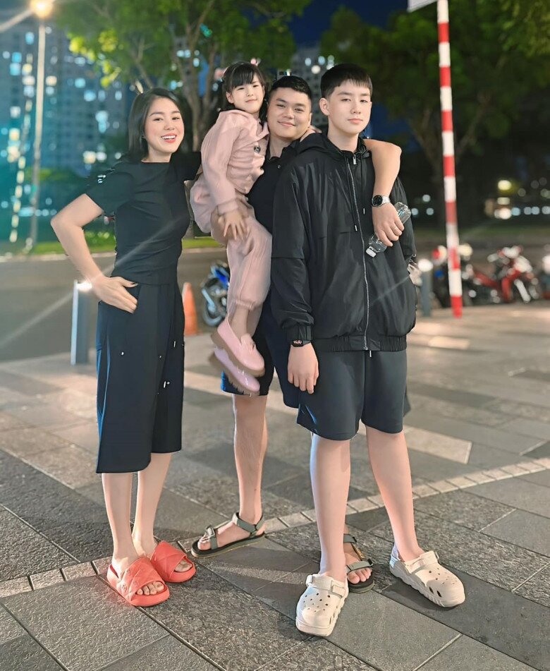 2 con của Lê Phương đều có chiều cao vượt trội. 