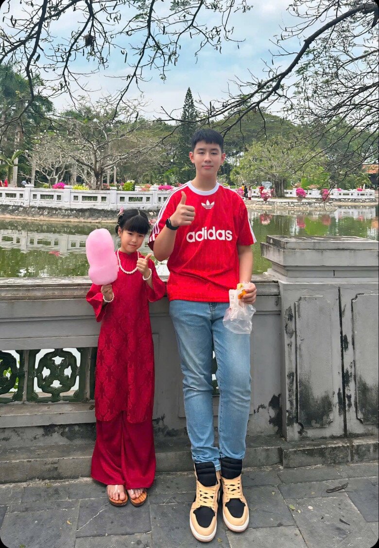 2 con của Lê Phương đều có chiều cao vượt trội, sở hữu đôi chân đáng ngưỡng mộ.