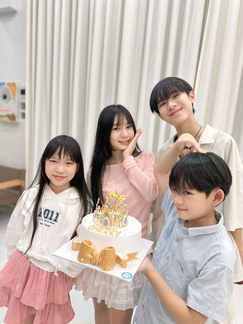 4 con của Lý Hải đều có ngoại hình nổi bật, vô cùng gắn bó.