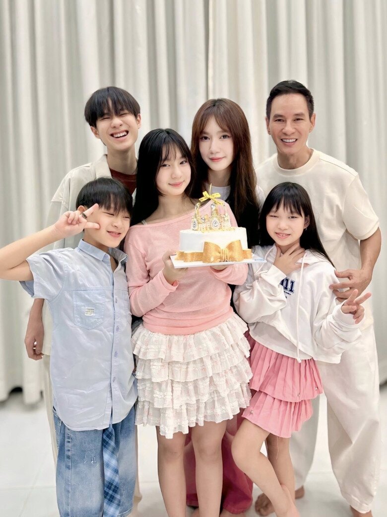 Gia đình Lý Hải - Minh Hà có truyền thống tổ chức tiệc sinh nhật ở nhà, có đầy đủ các thành viên.