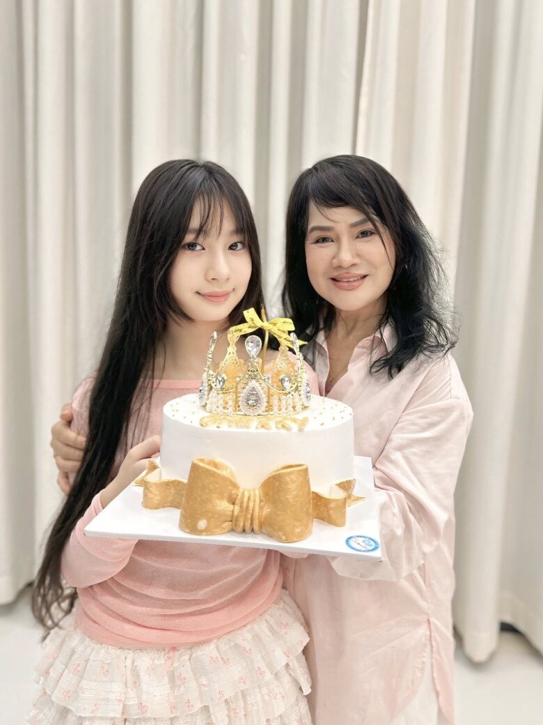 Cherry chụp ảnh với bà ngoại hiện đã ngoài 60 tuổi.