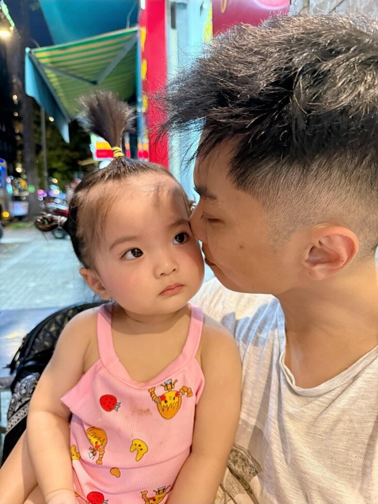 Phan Hiển rất mực yêu thương, cưng chiều ái nữ.