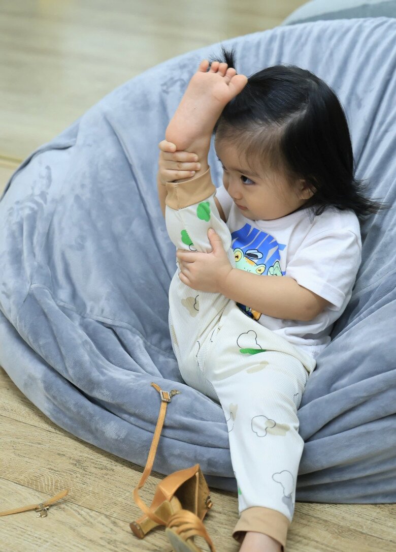 Con gái út của Khánh Thi - Phan Hiển khoe khả năng ép dẻo chân.