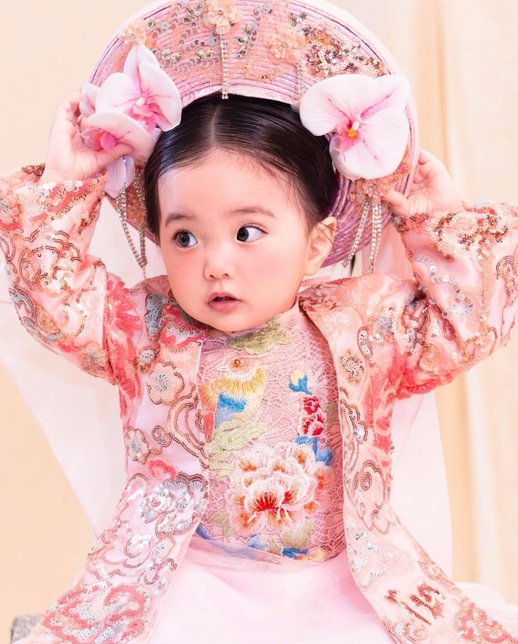 Lisa Thùy Linh được bố nhận xét là bản sao của mẹ Khánh Thi.