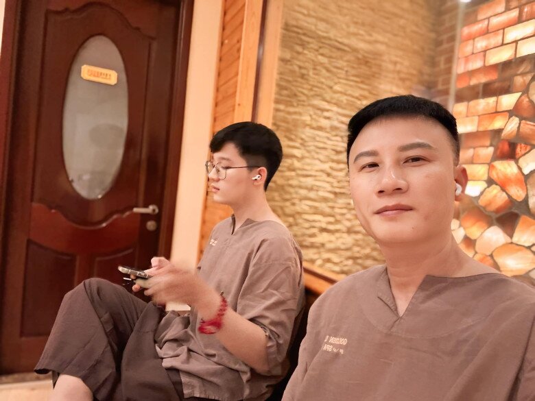 Hoàng Bách tự hào vì có con trai học giỏi, có nhiều thành tích.