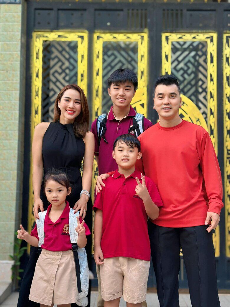 Gia đình hạnh phúc của Ưng Hoàng Phúc và Kim Cương.