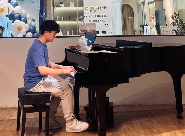 Cậu sở hữu tài năng âm nhạc giống bố.