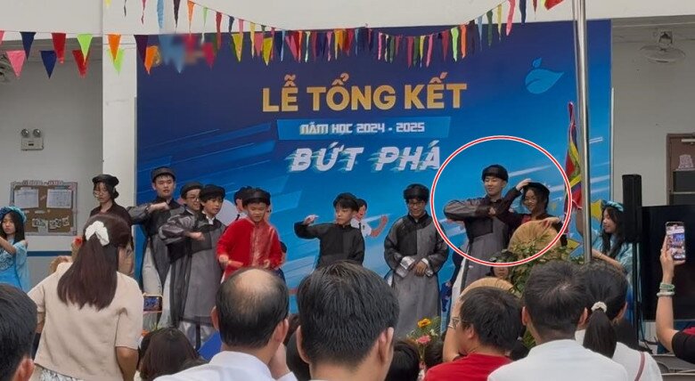 Cà Pháo tham gia biểu diễn văn nghệ ở trường.
