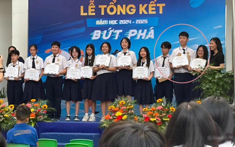 Cà Pháo nổi bật khi lên nhận bằng khen nhờ chiều cao vượt trội.