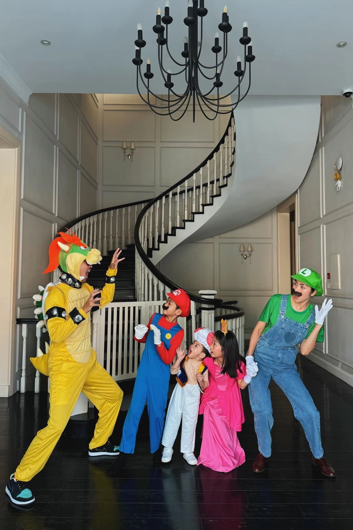 Gia đình ngọc nữ màn ảnh chia sẻ khoảnh khắc vui nhộn trong dịp Halloween.