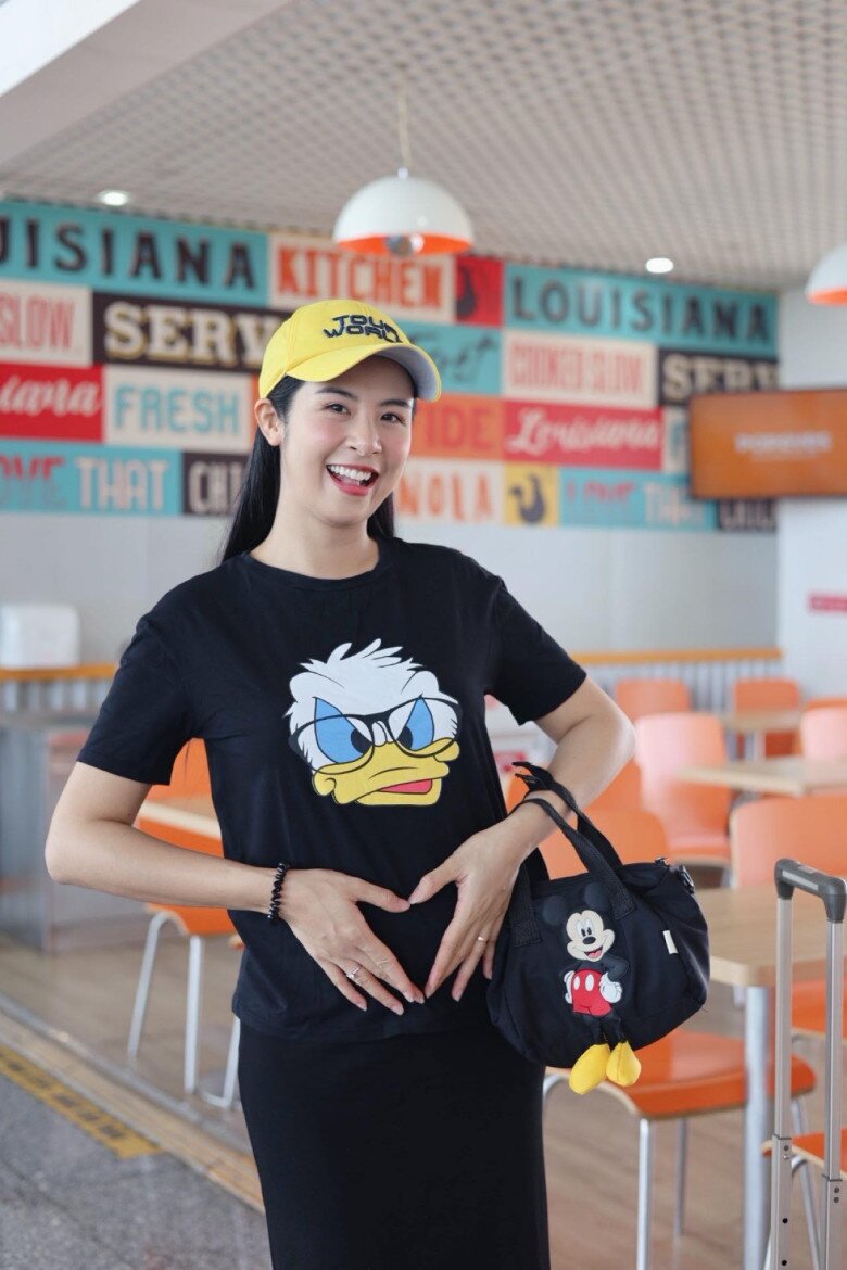 Nàng hậu hạnh phúc khi mang thai hoàn toàn tự nhiên.