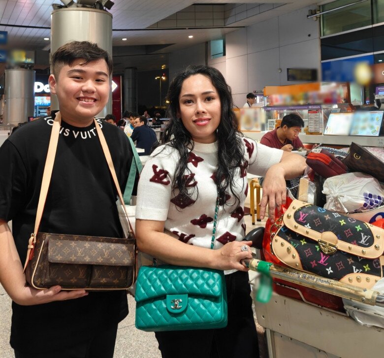 Tuấn Khôi chụp ảnh cho các thành viên trong gia đình trước giờ lên máy bay.