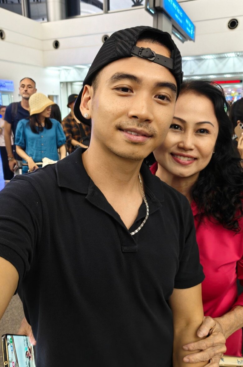 Tuấn Khôi khoe ảnh chụp cùng mẹ ruột ở sân bay.