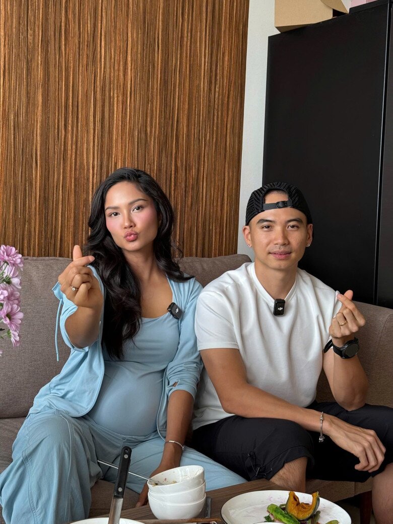 HHen Niê khoe bụng bầu bên ông xã Tuấn Khôi.