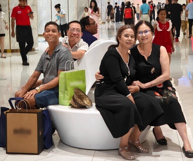 Bố mẹ của Tuấn Khôi và HHen Niê rất gần gũi, thân thiết.