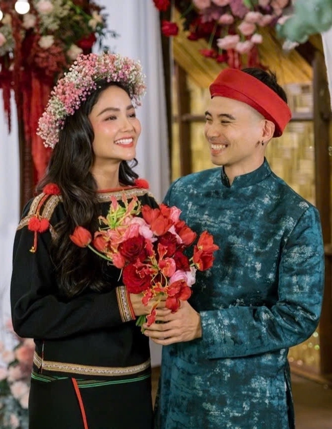 Cặp đôi tổ chức đám cưới tại quê nhà của HHen Niê.