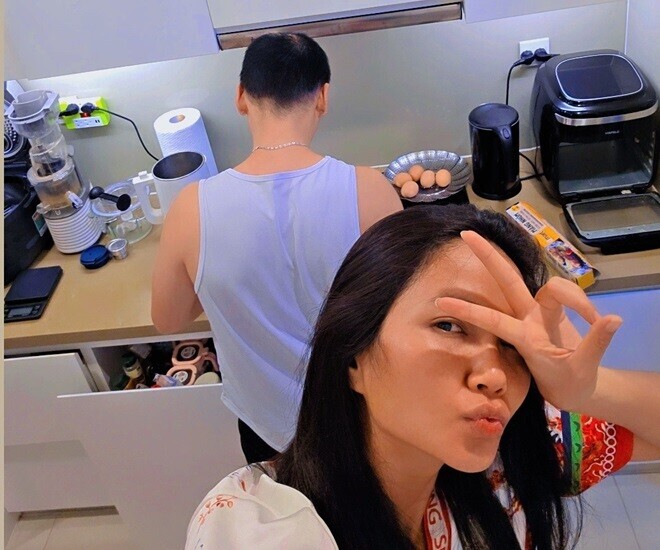 Tuấn Khôi vào bếp nấu ăn cho bà xã.