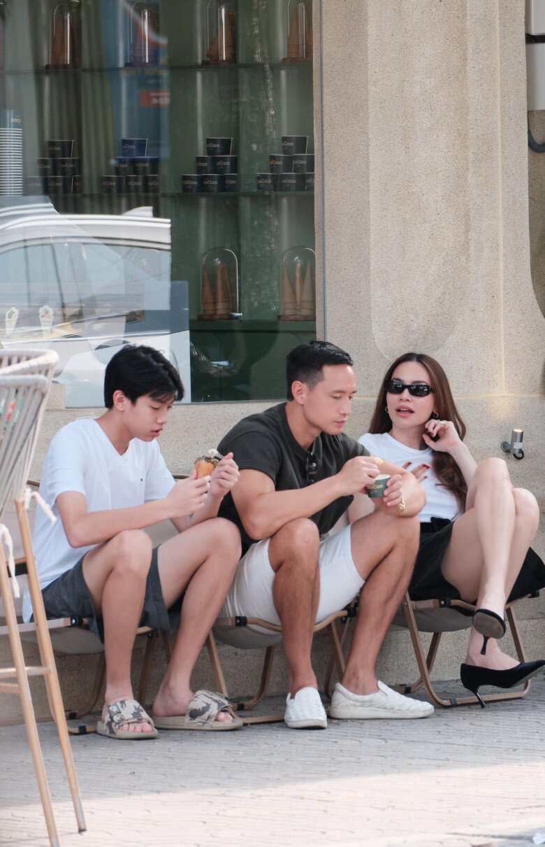 Hồ Ngọc Hà cùng Kim Lý và Subeo cùng đi dạo phố, tận hưởng khoảnh khắc yên bình.