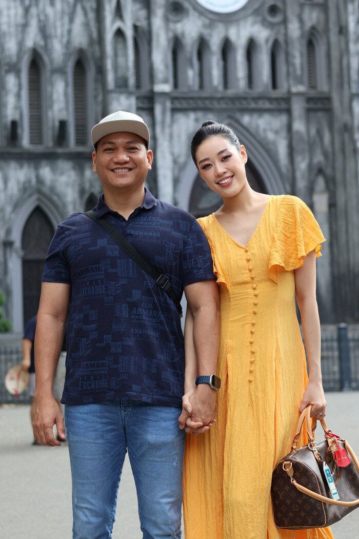 Cặp đôi cùng nhau đi du lịch nhiều nơi, tận hưởng cuộc sống mới cưới.