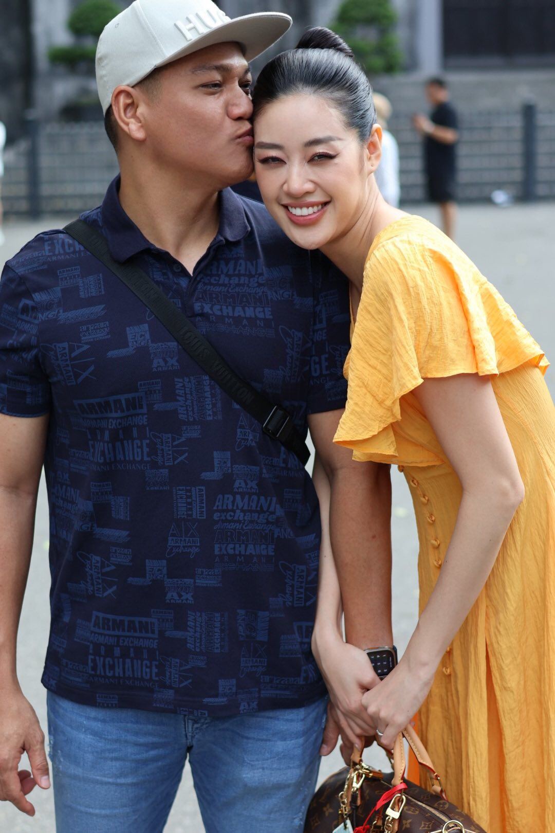 Nguyễn Long thường xuyên thể hiện tình cảm với bà xã vô cùng ngọt ngào.