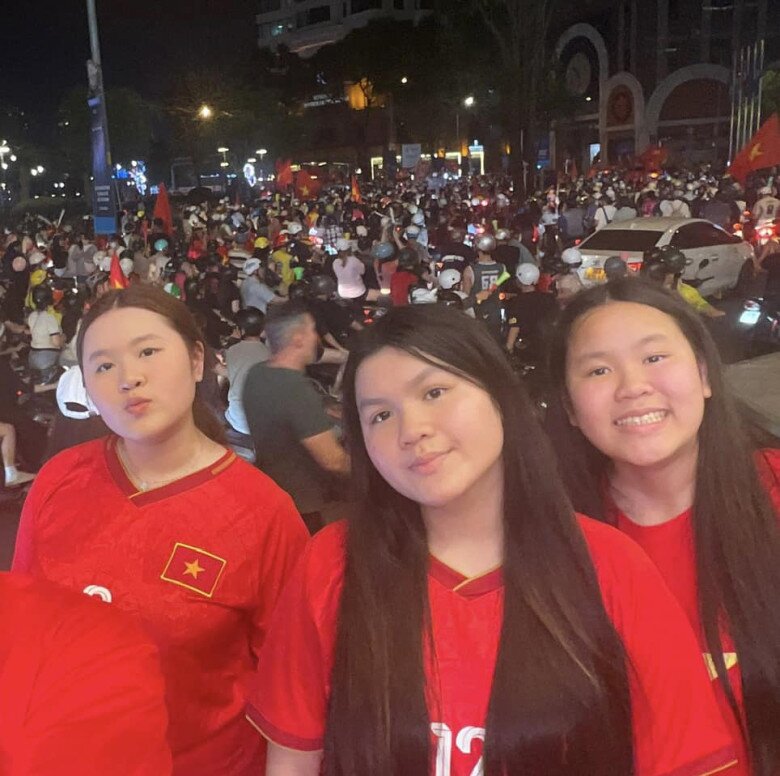 3 con gái Phương Lê ủng hộ chuyện tình cảm mới của mẹ.