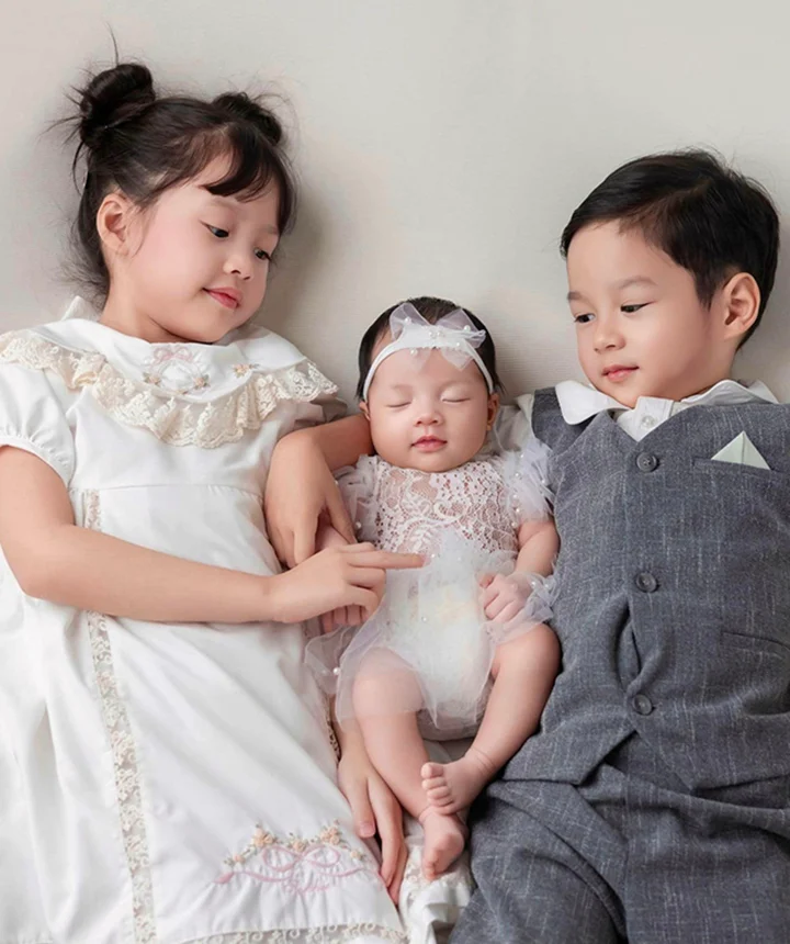 Nàng hậu chia sẻ khuôn mặt rõ nét của 3 con.